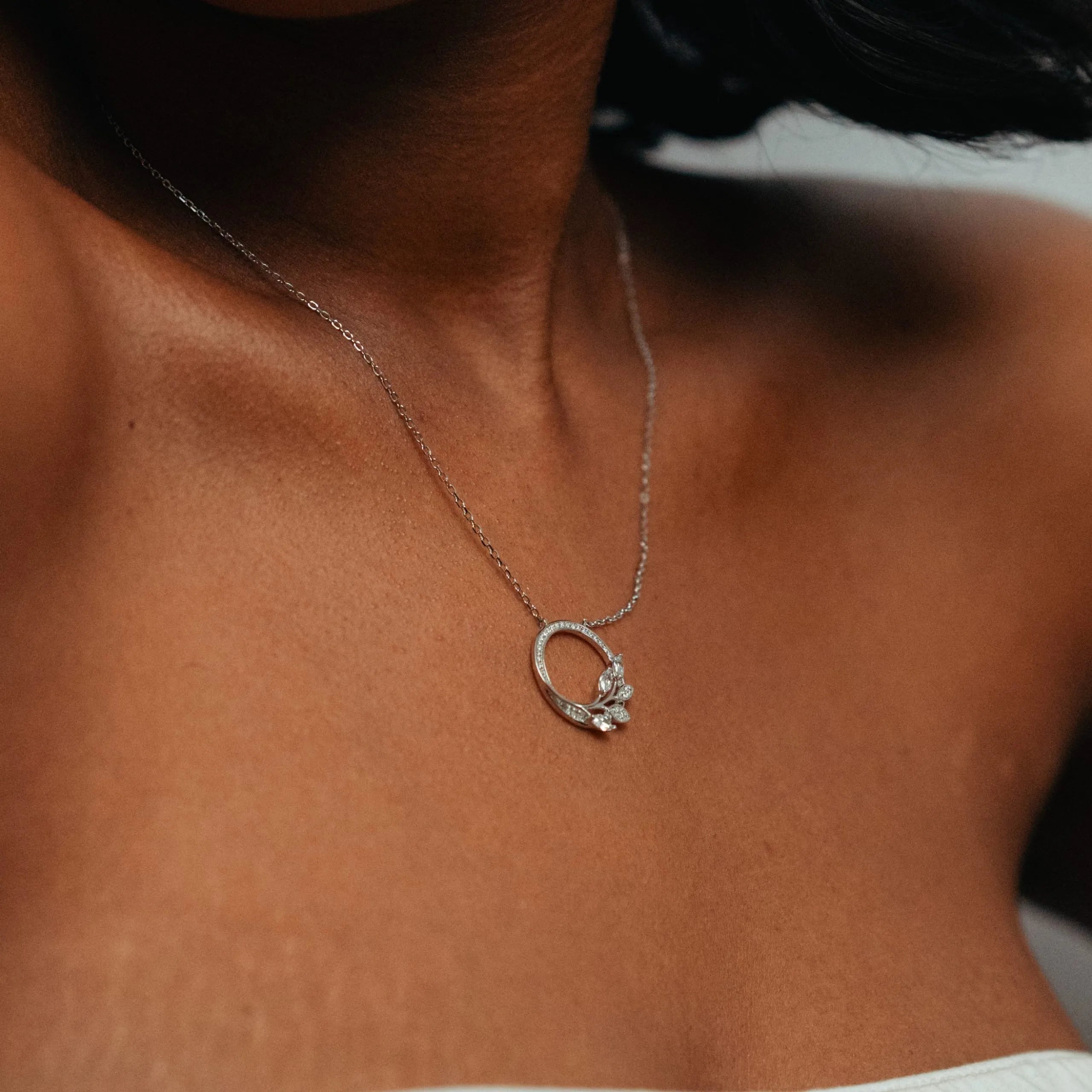 Alizia Leaf Loop Short Necklace