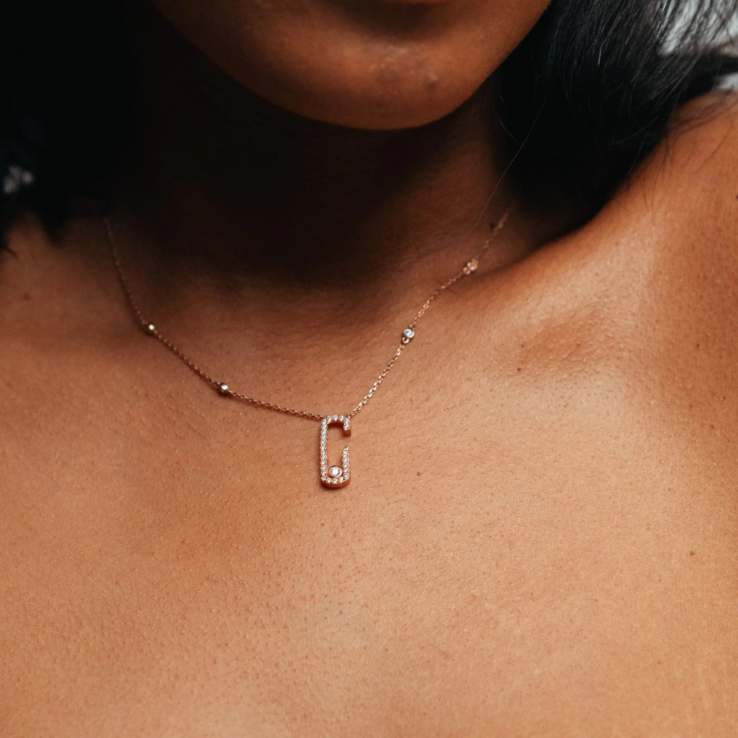 Alizia Hanging Open Majestic Short Necklace