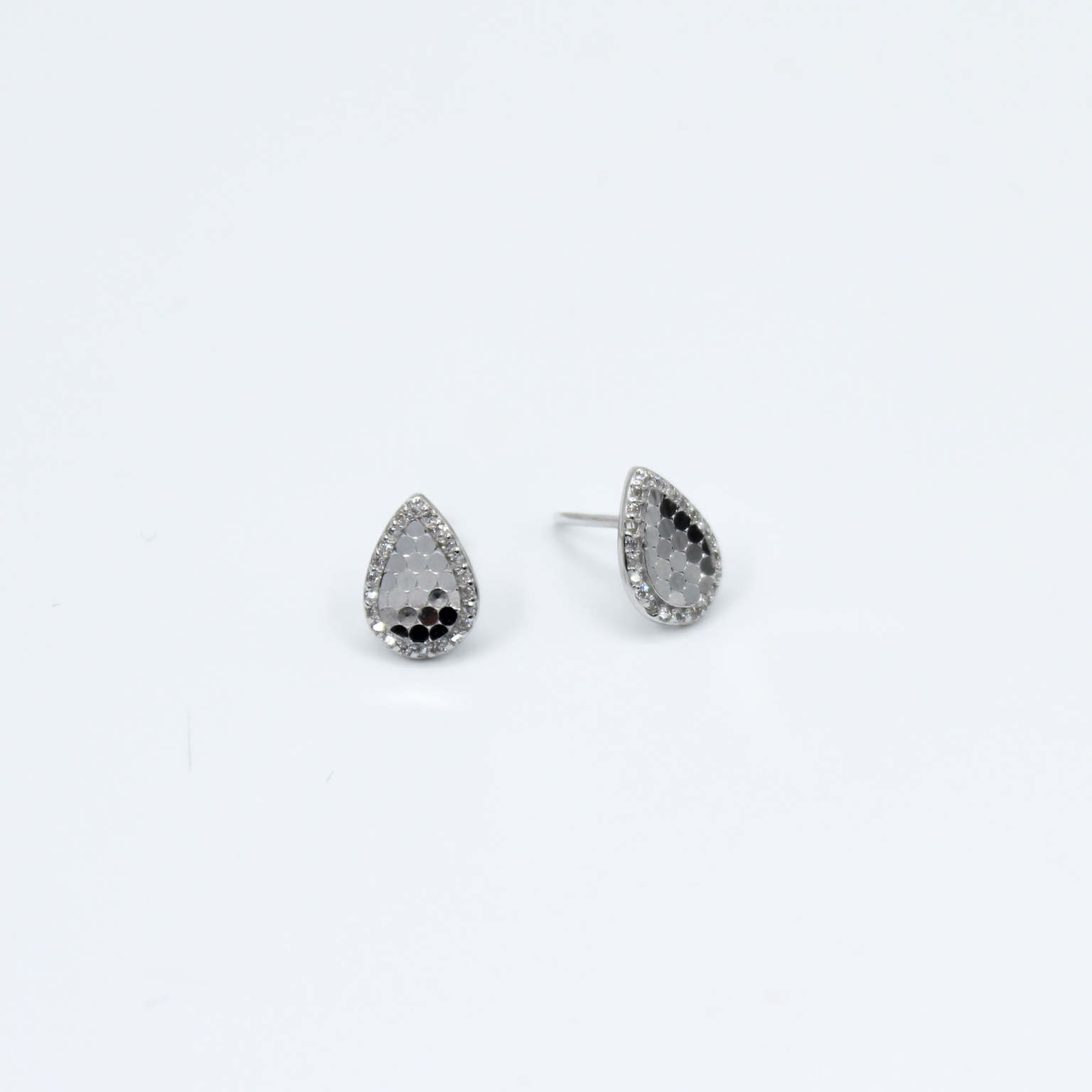 Alizia Honeycomb Oval Stud Earrings