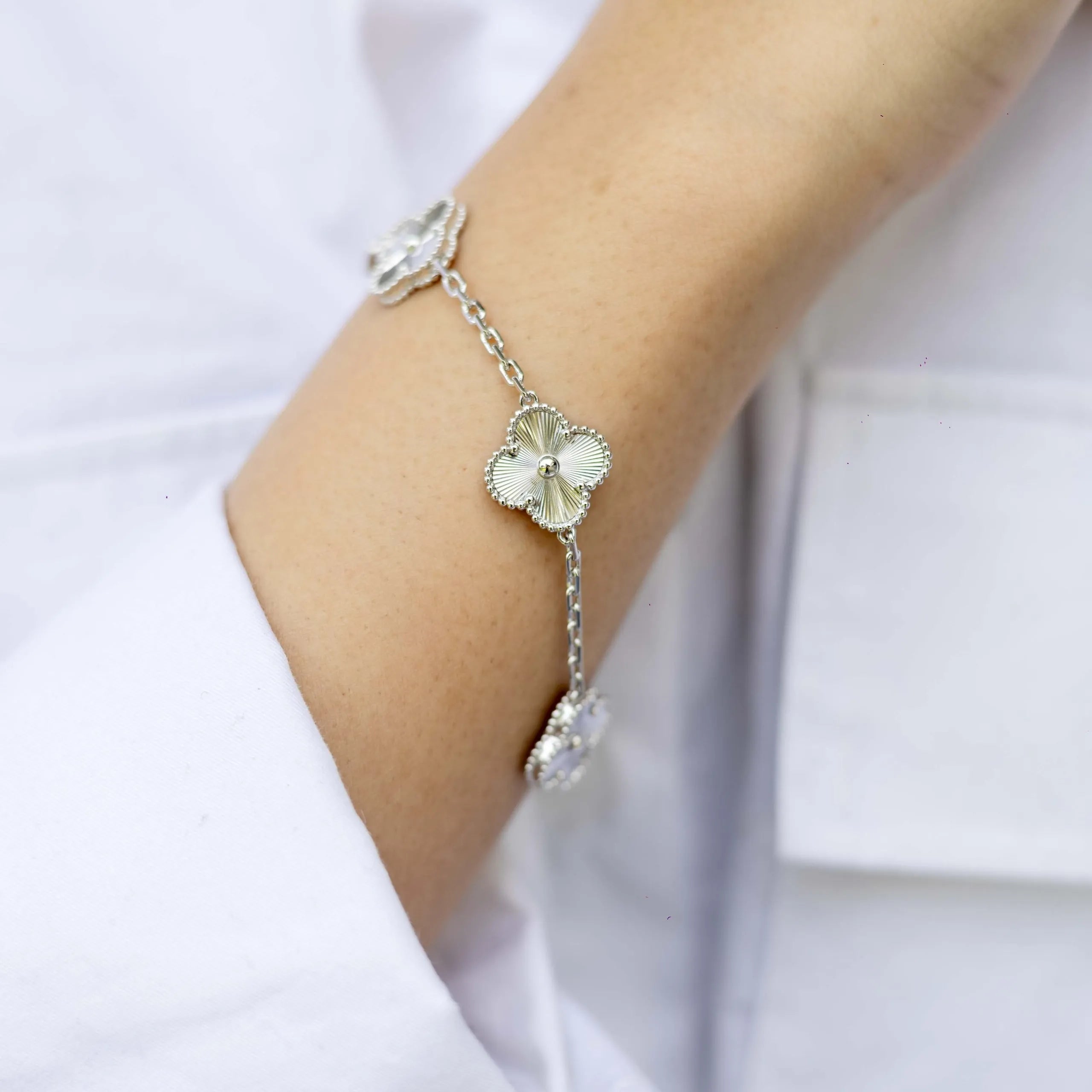 Alizia Shiny Big Cloves Bracelet