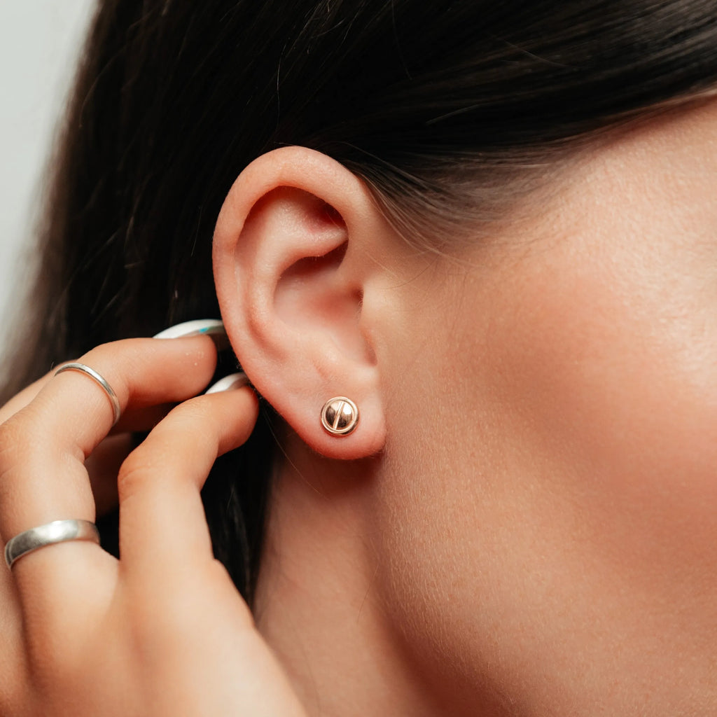 Alizia Screw Stud Stud Earrings
