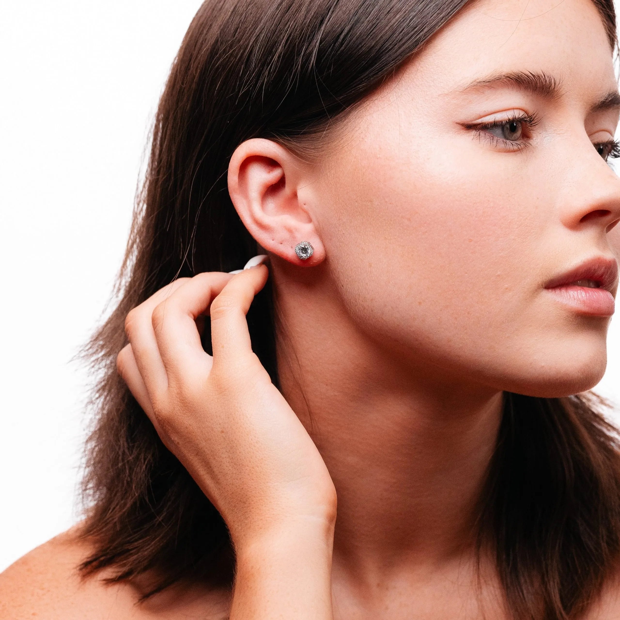 Alizia Circle in Sqaure Halo Stud Earring
