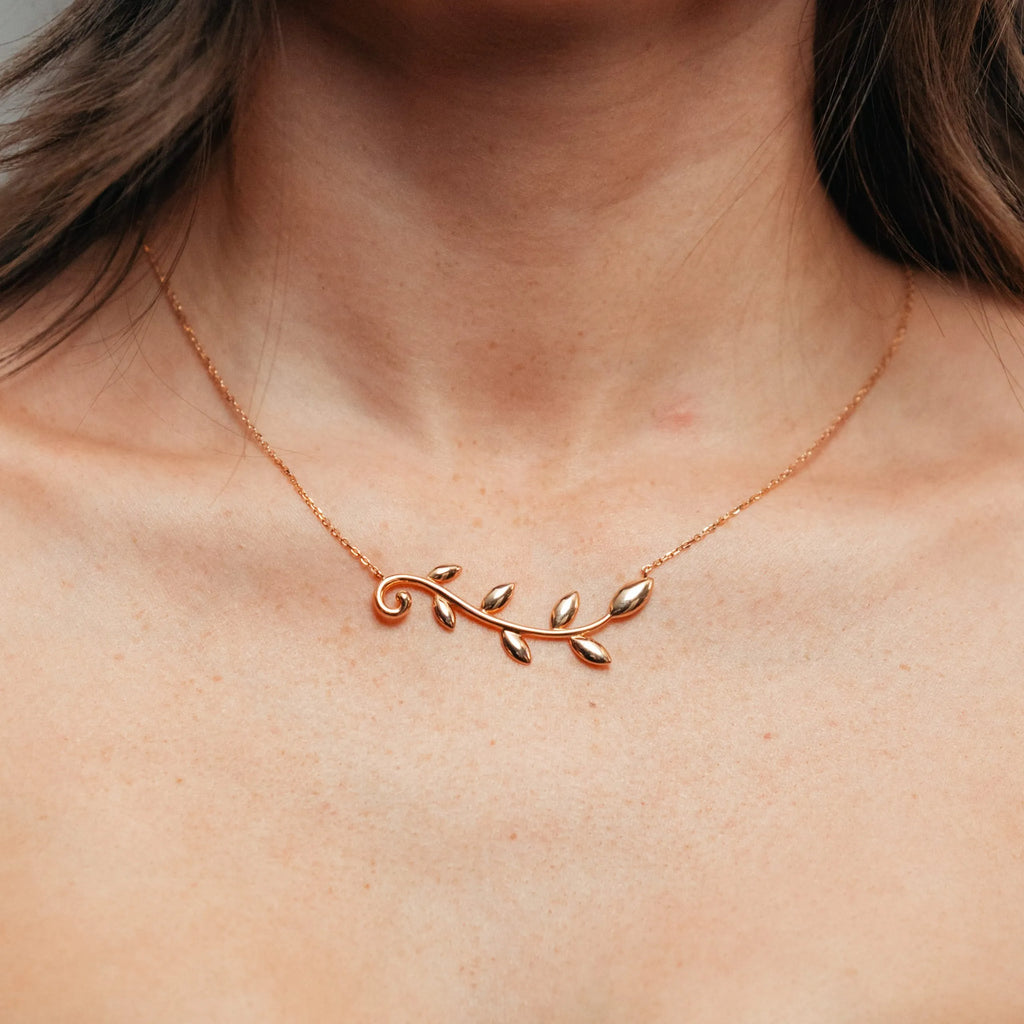 Alizia Leaf Stem Short Necklace