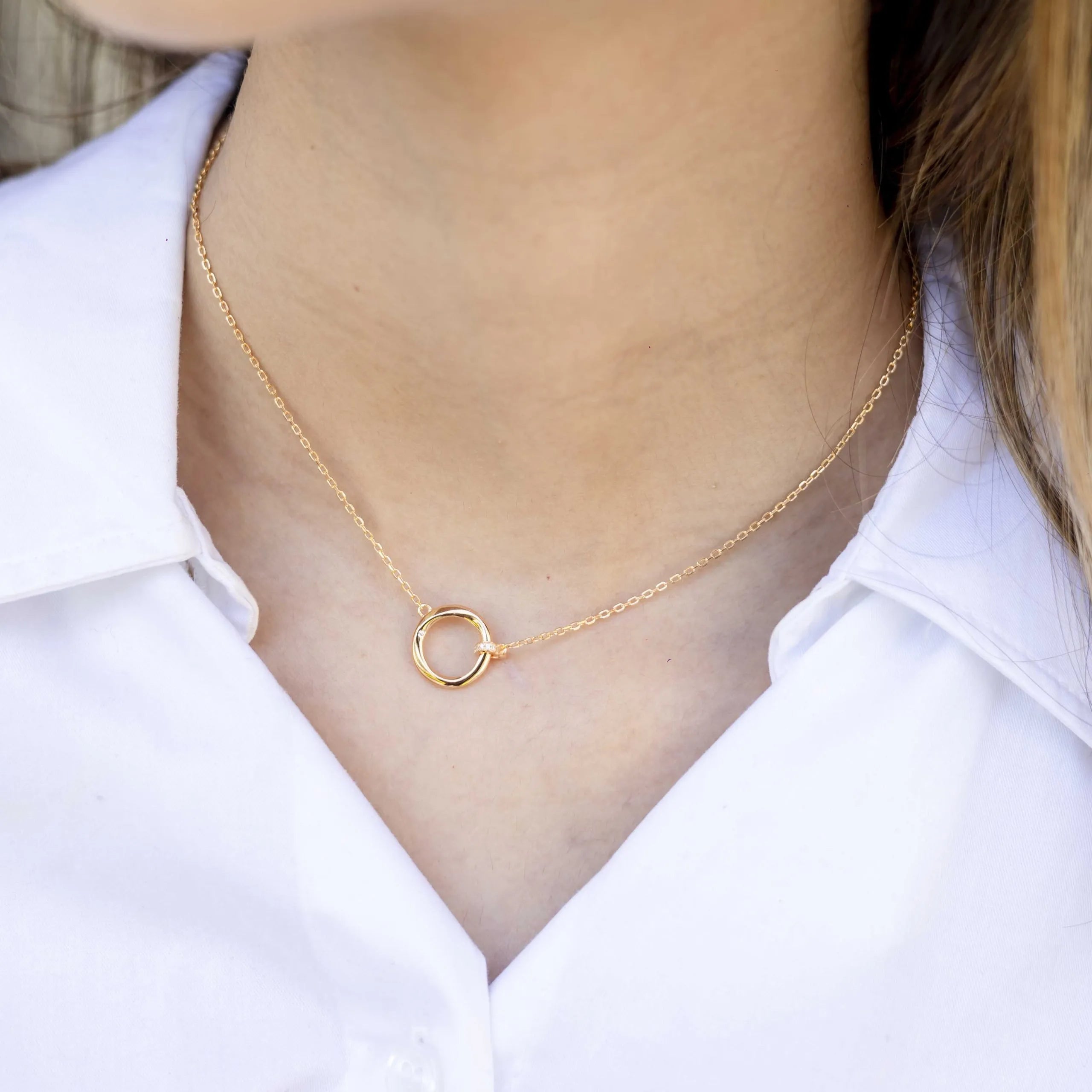 Alizia Wavy Circle Necklace