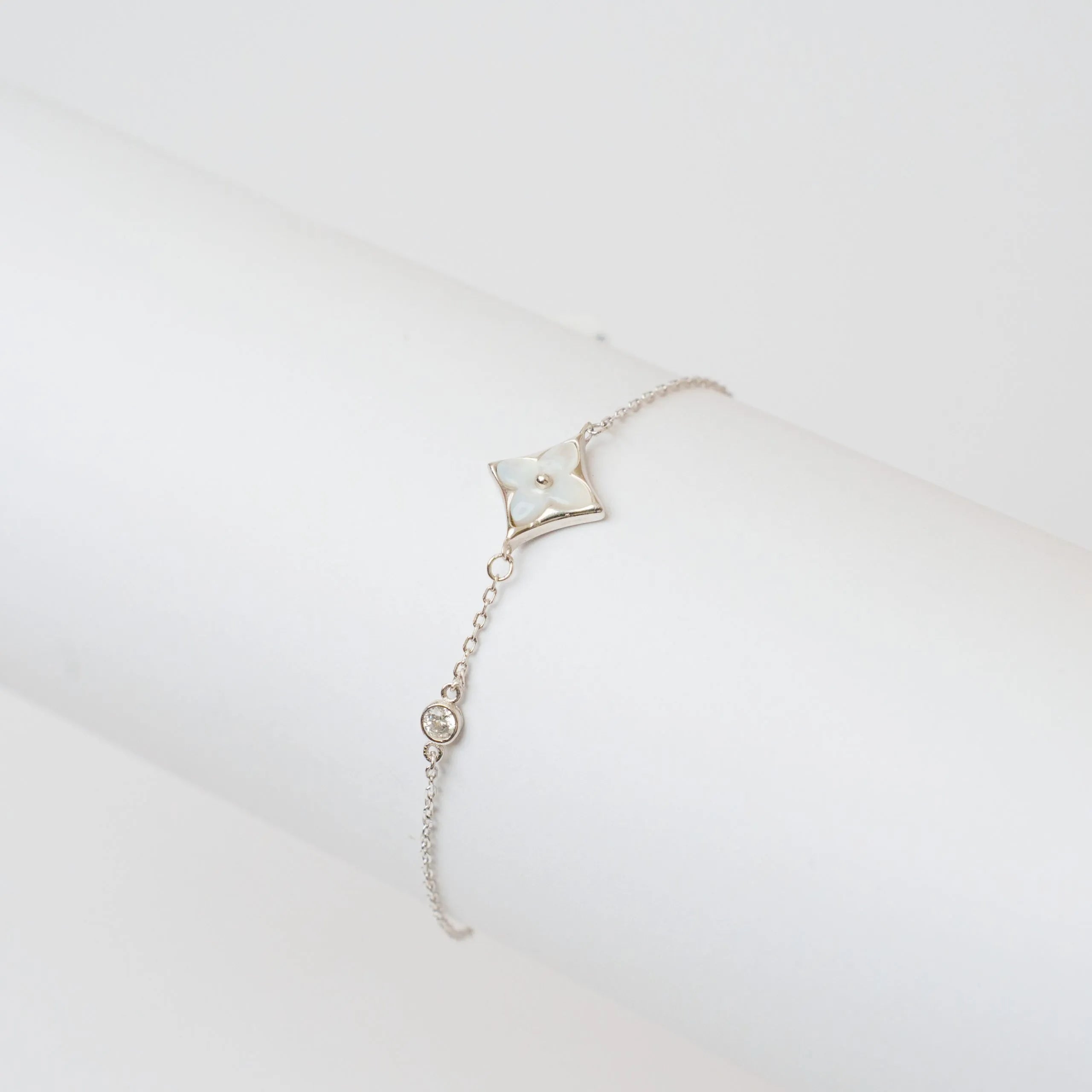 Alizia Single Clove Bracelet