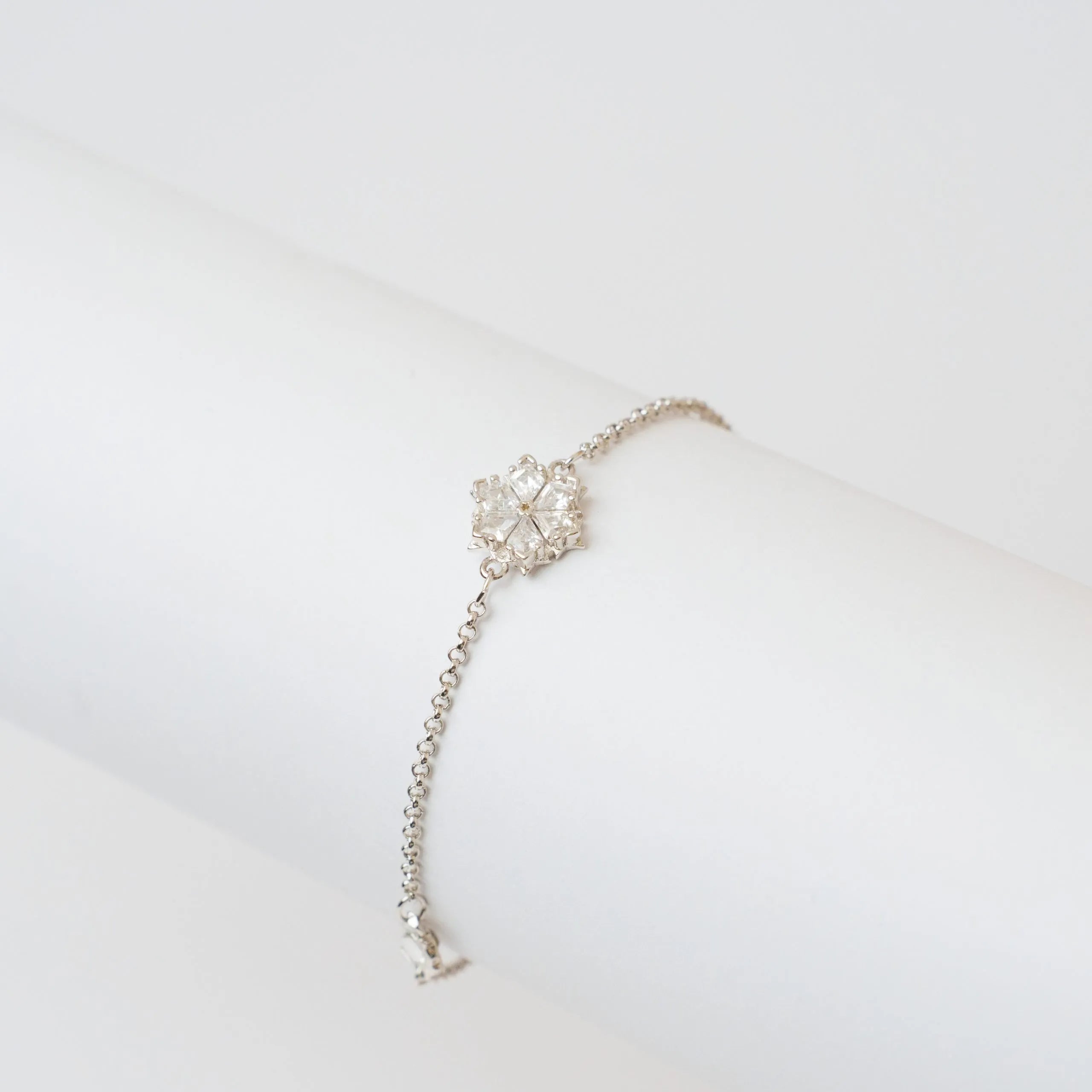 Alizia Magnetic Flower Bracelet