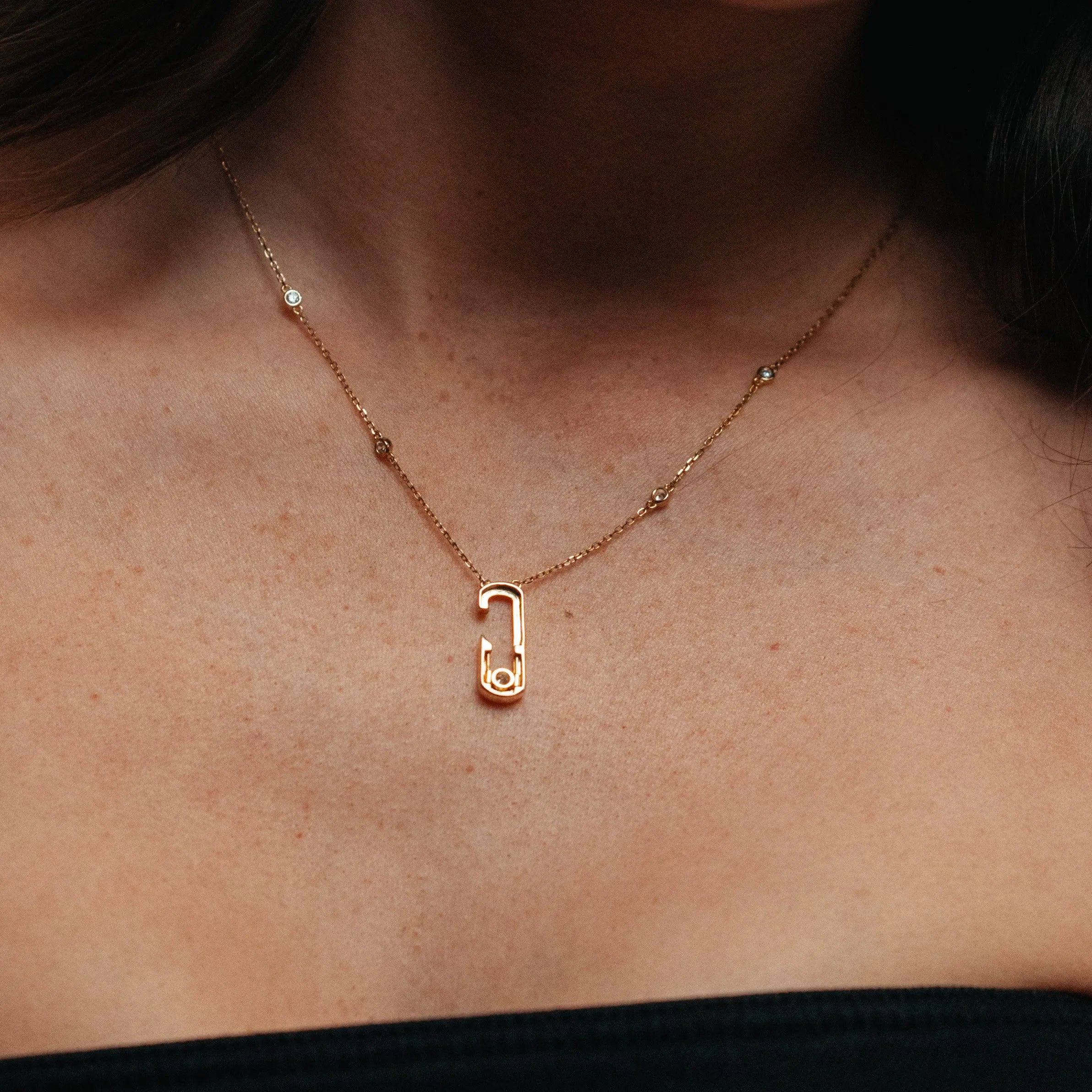 Alizia Hanging Open Majestic Short Necklace