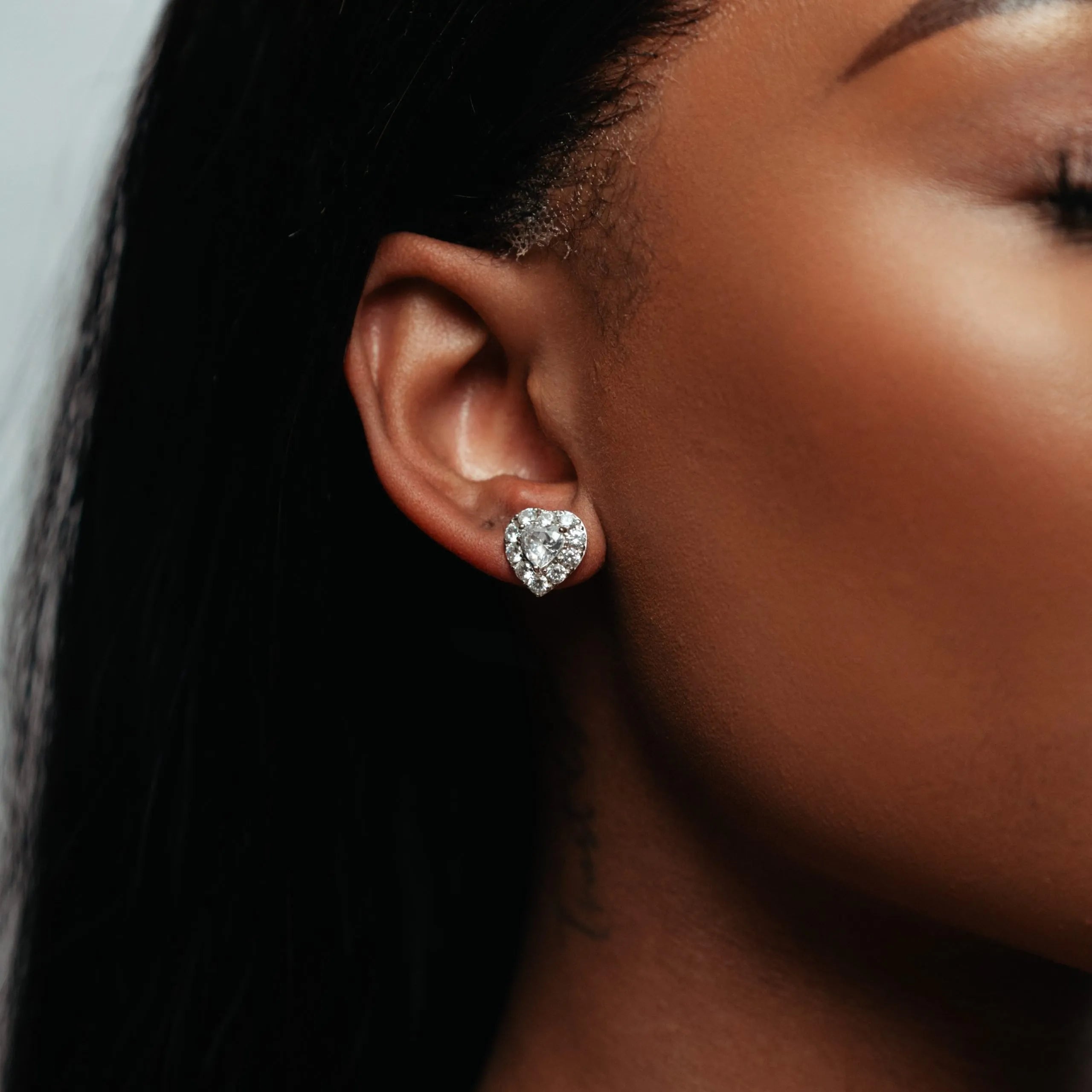 Alizia Heart Halo Stud Stud Earrings