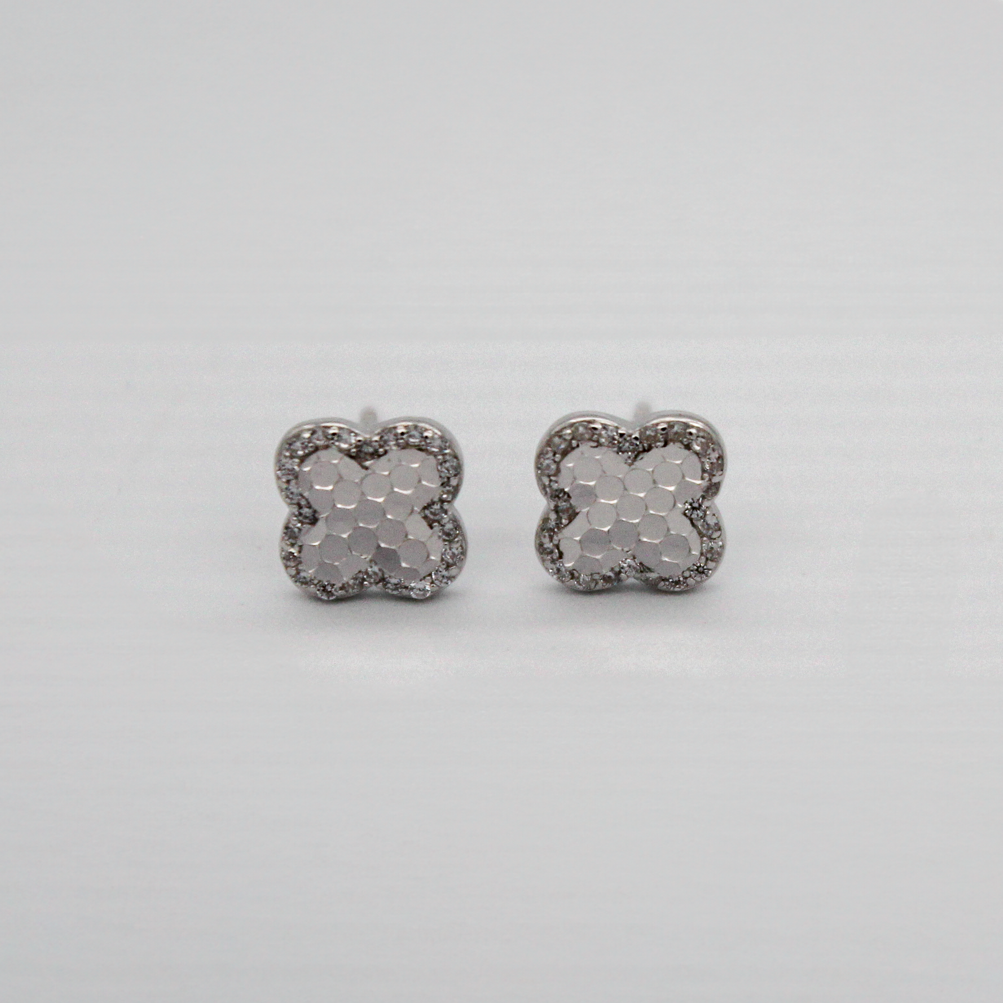 Alizia Honeycomb Cloves Stud Earrings