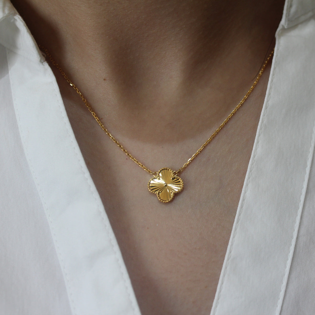 Alizia Single Shiny  Clove Necklace