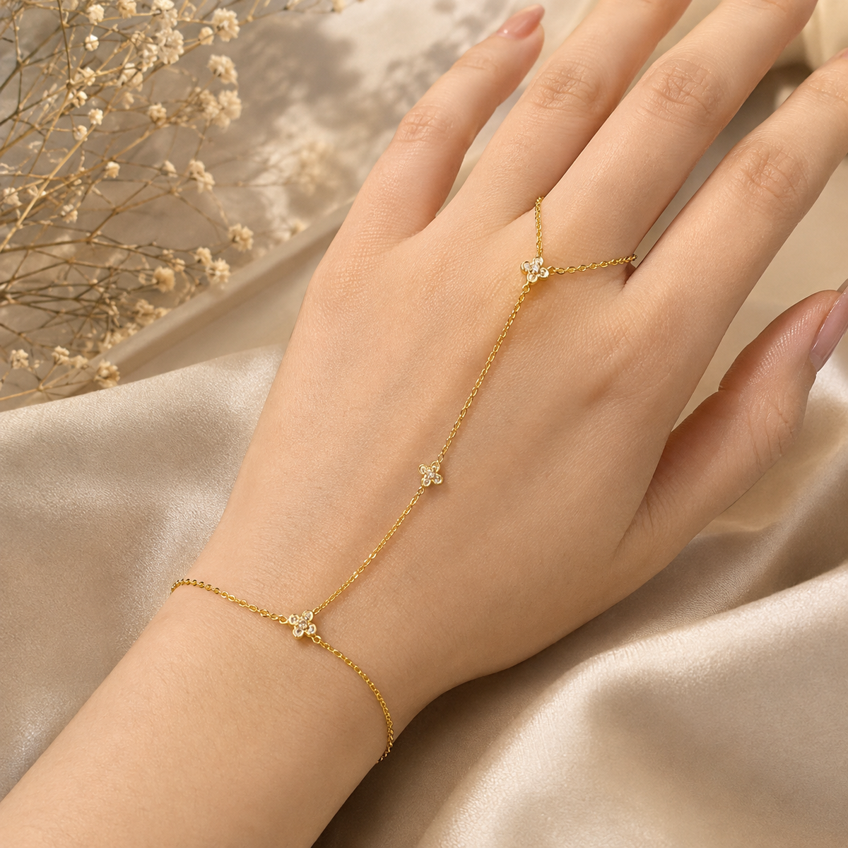 Alizia 4 Leaf Flower Handchain